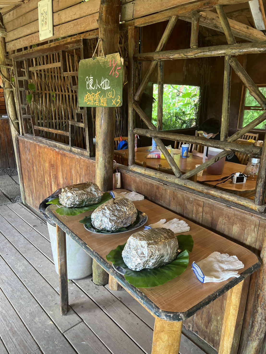 台北士林｜「陽明山荷鋤茗園休閒農園」一日體驗：甕窯烤地瓜、烤肉、撈魚親子活動一整天都不無聊！(需先預約)